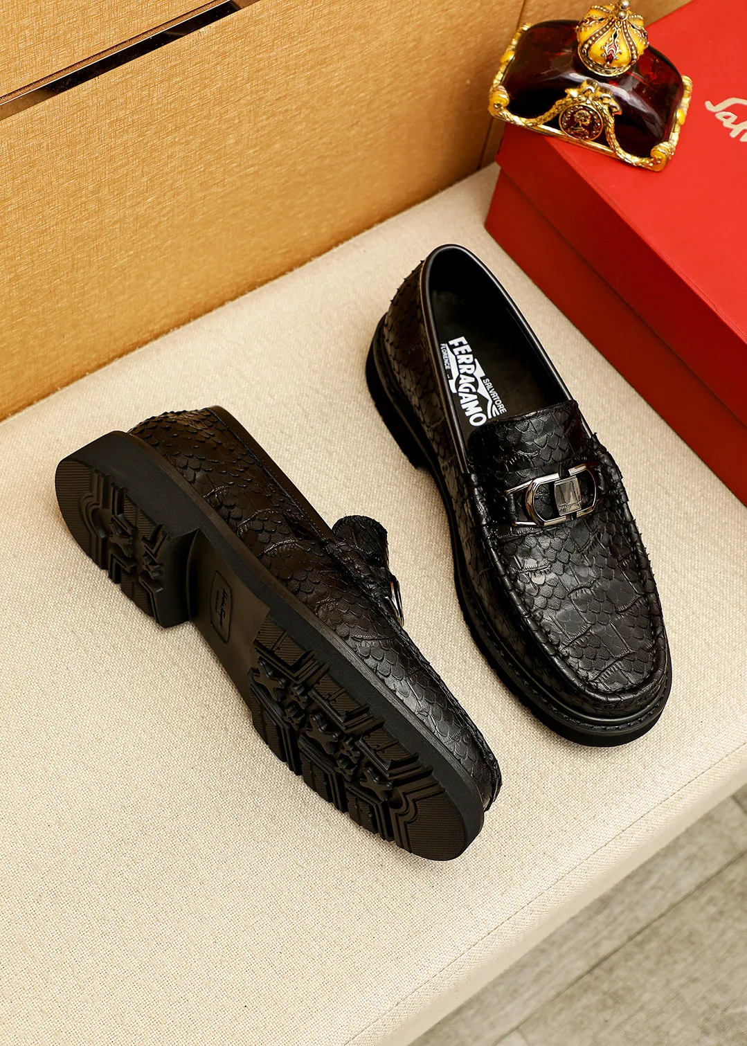 Men's shoes 💰520 💐 Product trademark: Ferragamo "Ferragamo" casual leather shoes Regular size: 38-44 (45.46🉑️customized) Product materials: Selected imported first-layer calfskin embossed upper + original hardware buckle, imported water-dyed cow leather lining. Strong three-dimensional visual effect, original outsole color: 1⃣️color optional